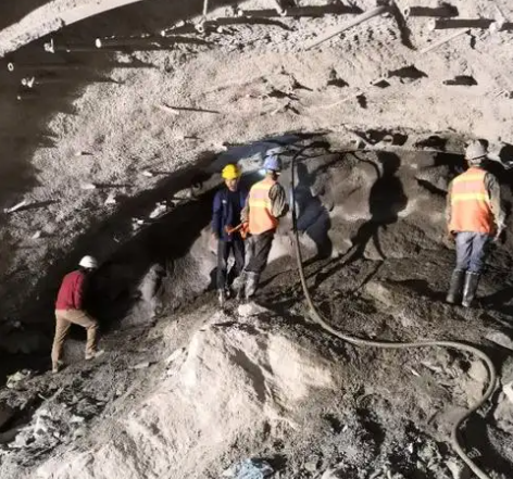 比如拱顶带模注浆料的施工流程及注意事项